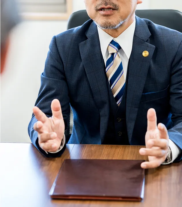 投資詐欺の返金請求について相談者に説明する弁護士のイメージ