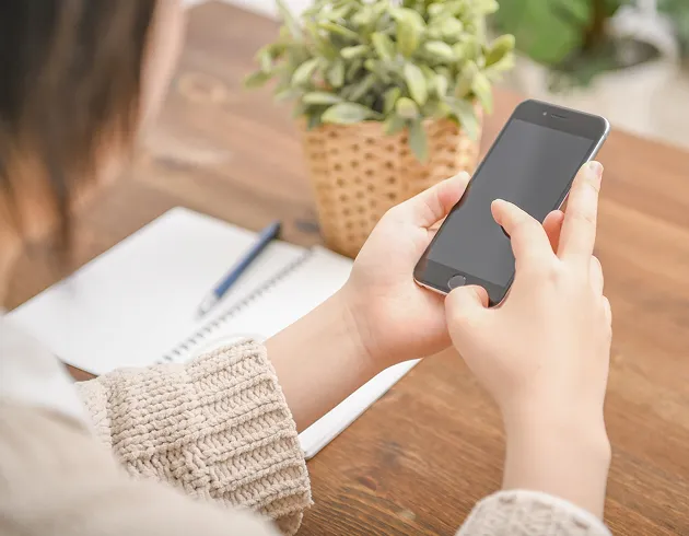 スマートフォンから無料相談を申し込む様子