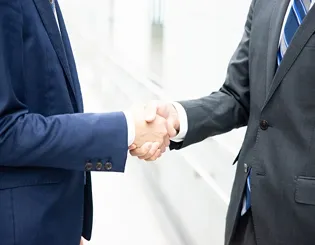 被害金の返金に向けて合意する握手