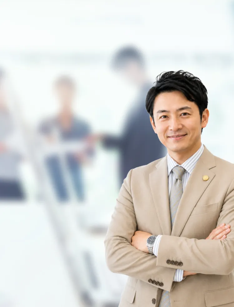 ベージュのスーツを着た弁護士のイメージ