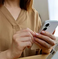 スマートフォンで連絡先を確認する女性