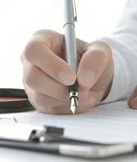 高額契約の書類に署名する様子